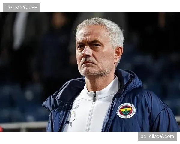 特写镜头：失利后，穆里尼奥在替补席沉思良久，随后独自返回更衣室